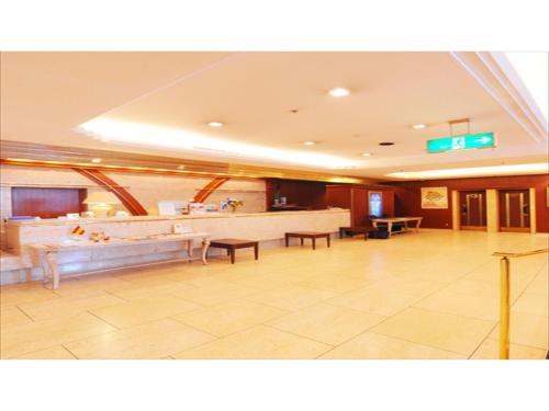 een lobby van een ziekenhuis met een wachtkamer bij Hiroshima Kokusai Hotel - Vacation STAY 54438v in Hiroshima
