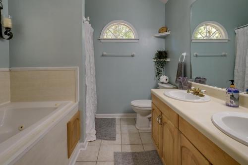 un bagno con vasca, WC e lavandino di Pet-Friendly LaGrange Vacation Rental with Deck! a LaGrange
