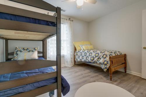 1 Schlafzimmer mit 2 Etagenbetten und einem Fenster in der Unterkunft Pet-Friendly LaGrange Vacation Rental with Deck! in LaGrange