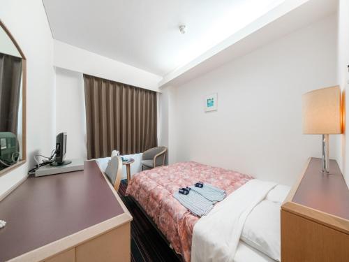 une chambre d'hôtel avec un lit et un bureau dans l'établissement Hotel Tetora Spirit Sapporo - Vacation STAY 59361v, à Sapporo