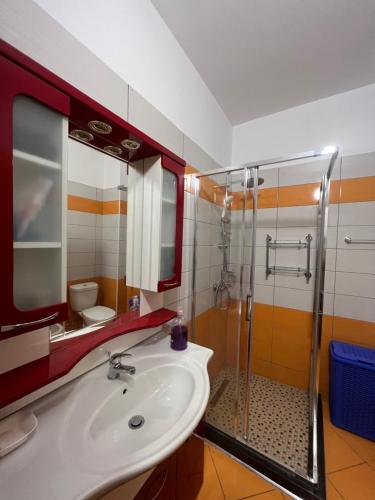 La salle de bains est pourvue d'un lavabo et d'une douche. dans l'établissement Waveside Apartment Getaway, à Durrës