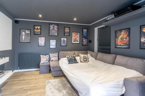 uma sala de estar com uma cama grande e um sofá em Chichester Cinema House near Witterings and Goodwood Estate em Chichester