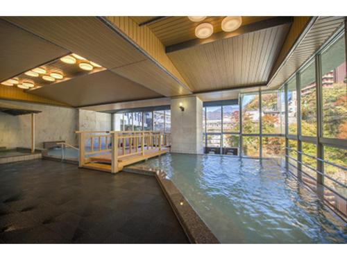 日光市にあるKinugawa Onsen Yusuikiko Hotel Otaki - Vacation STAY 68843vの広い客室で、水のプールが付いています。