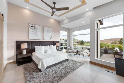 Ένα ή περισσότερα κρεβάτια σε δωμάτιο στο THE VAULT at Copper Rock!