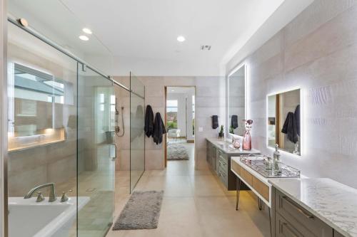 Ένα μπάνιο στο THE VAULT at Copper Rock!