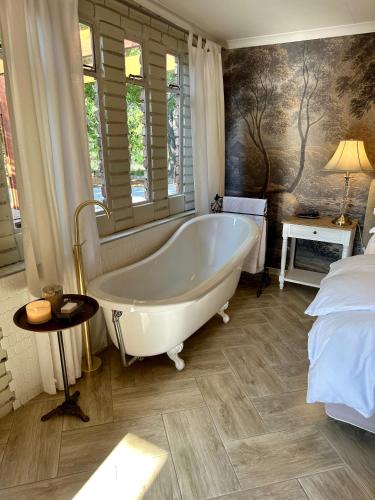 a bathroom with a bath tub in a bedroom at Môregroet in Kuruman