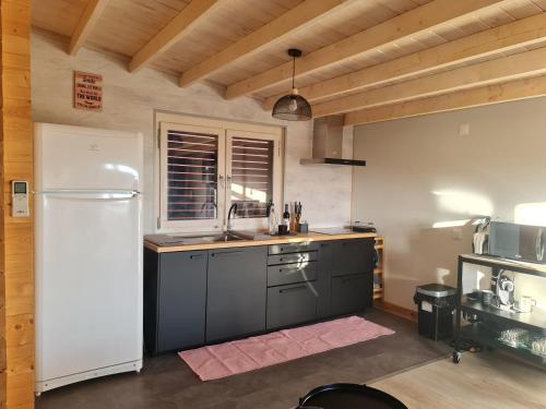 A kitchen or kitchenette at Villa dos Pensamentos