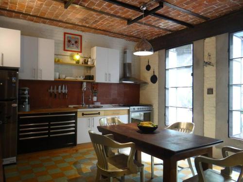 a kitchen with a table and chairs in a room at Departamento Arcano in Mexico City