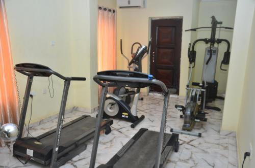um ginásio com duas bicicletas de exercício e uma passadeira em Hollandas Hotel em Ijebu Ode