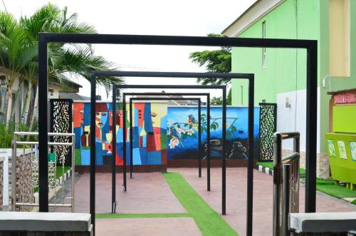 un mural está pintado en el lateral de un edificio en Hollandas Hotel en Ijebu Ode