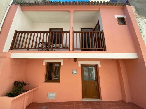 Cette maison dispose d'un balcon avec une table. dans l'établissement Os netos de Fina e Tino, à Cariño