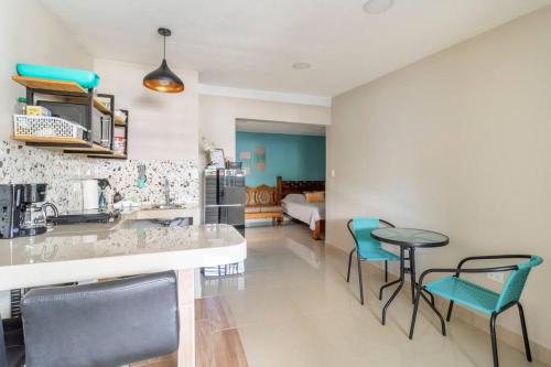 a kitchen and living room with a table and chairs at Apartamento-San José-WiFi in San José