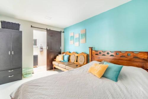 a bedroom with a large bed and a couch at Apartamento-San José-WiFi in San José