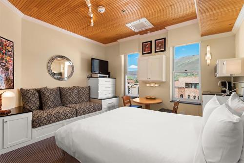 Independence Square 305, Remodeled, 3rd Floor Hotel Room in Aspen's Best Location photo 2