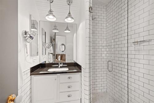 Independence Square 305, Remodeled, 3rd Floor Hotel Room in Aspen's Best Location photo 3
