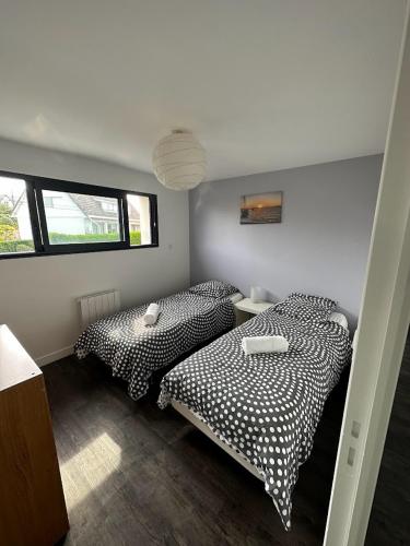 Tempat tidur dalam kamar di Appartement vue mer