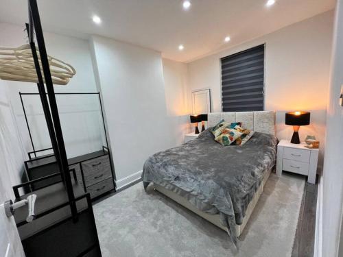 een slaapkamer met een bed, een dressoir en een spiegel bij CozyCube in Croydon