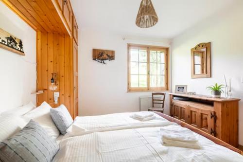 Llit o llits en una habitació de Rare, quite & centered Apartment with Garden & Fireplace