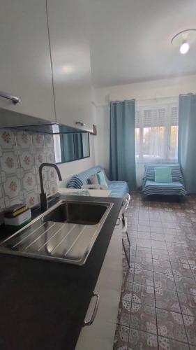 a kitchen with a sink and a bed in a room at BREZZA SUL MARE in Fiumaretta di Ameglia