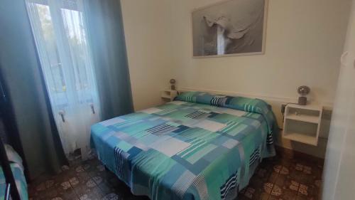 a small bedroom with a bed and a window at BREZZA SUL MARE in Fiumaretta di Ameglia