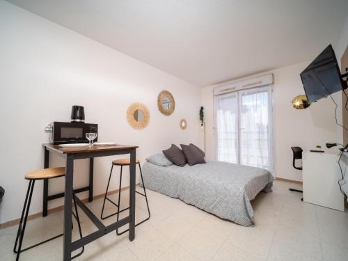 1 dormitorio con 1 cama y escritorio con ordenador en Appartement tout équipé à 6 minutes de la Gare St Charles, en Marsella