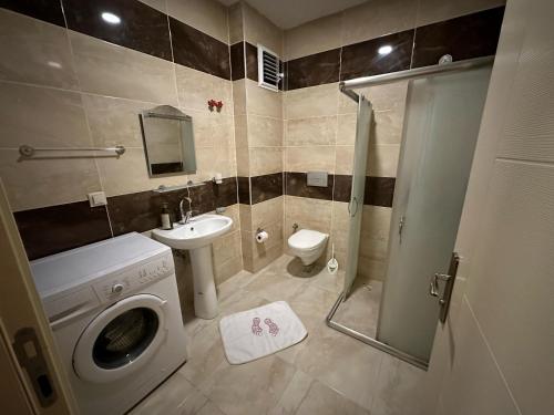 La salle de bains est pourvue d'un lave-linge et d'un lavabo. dans l'établissement Eros Otel, à Pamukkale