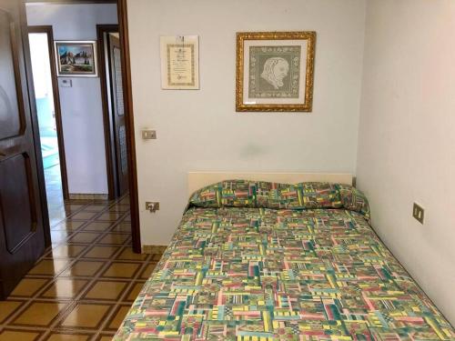 1 dormitorio con 1 cama en una habitación en Appartamento nel cuore della Basilicata, en Ruvo del Monte