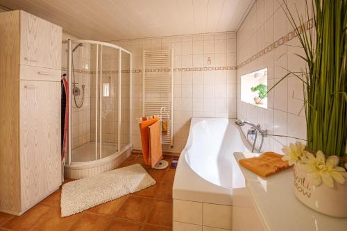 ein Bad mit einer Badewanne, einer Dusche und einem Waschbecken in der Unterkunft Wilhelm Appartements 100qm im Zentrum Brackenheim nähe Tripsdrill in Brackenheim