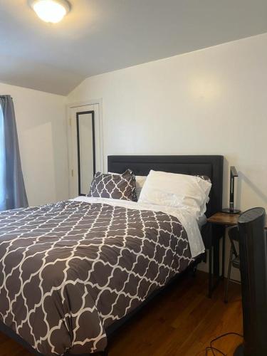 una camera con un letto con un piumone marrone e bianco di Debdorkdave Hospitality Services J a Arlington