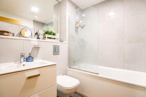 y baño con ducha, aseo y lavamanos. en Luxurious 1 Bedroom West Bridgford Apartment, en Nottingham