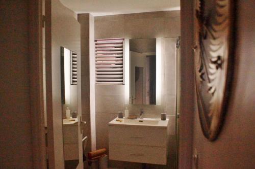 Ένα μπάνιο στο Très bel appartement T3 avec piscine et vue mer