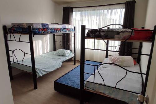 two bunk beds in a room with a window at Agradable casa de campo en La Ulloa, Rivera(Huila) in Rivera