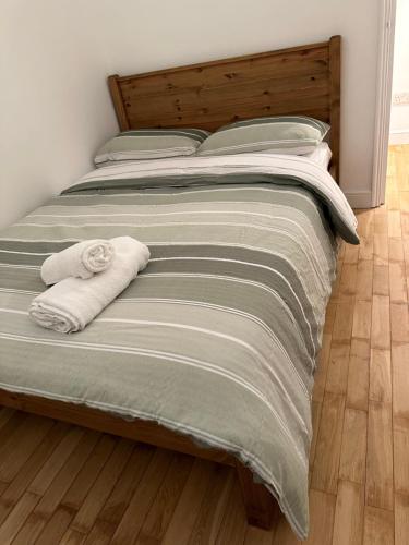uma cama com duas toalhas por cima em Excellent 1 bedroom flat in Highbury & Islington em Londres