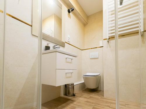 a bathroom with a toilet and a shower at Apartament Sandomierski in Sandomierz