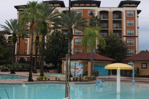 een groot zwembad met een gebouw op de achtergrond bij Floriday Resort in Orlando