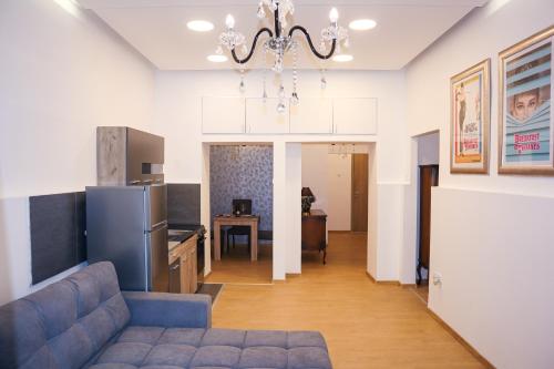 ein Wohnzimmer mit einem Sofa und einem Kronleuchter in der Unterkunft Audrey apartment Belgrade in Belgrad