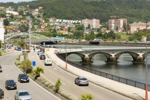 uma ponte sobre um rio com carros na estrada em Airiños da ría em Pontevedra