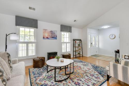 una sala de estar con un sofá y una mesa en 13 Mi to Annapolis Dog-Friendly Home with Fire Pit!, en Crofton