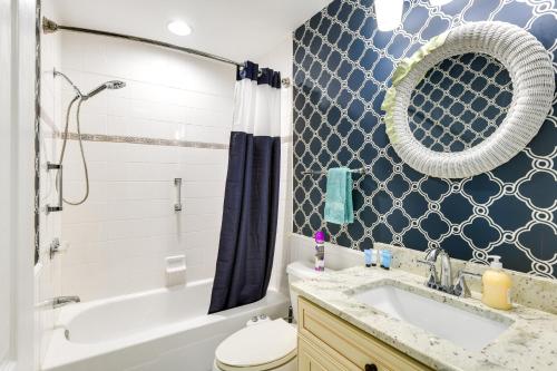 Un baño con bañera, lavabo e inodoro. en 13 Mi to Annapolis Dog-Friendly Home with Fire Pit!, en Crofton