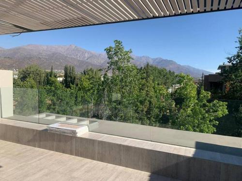 una casa con vistas a las montañas en Spectacular Apartament in La Dehesa with Private Rooftop, en Santiago