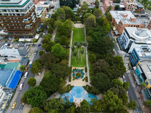 una vista aérea de un parque en una ciudad en GHL Collection 93, en Bogotá