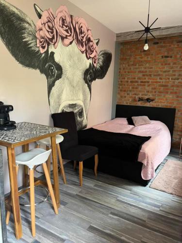 a bedroom with a cow head on the wall at Siedlisko Kępina Zdrój in Ostrów