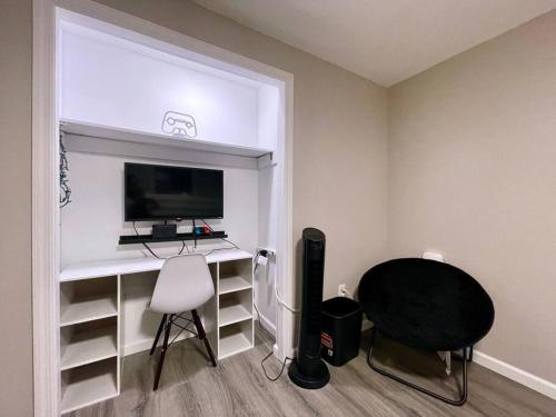 a room with a desk with a computer and a chair at Zen Spa Oasis Retreat Sauna/Hotub/Firepit/Fun/Gameroom in Blakeslee
