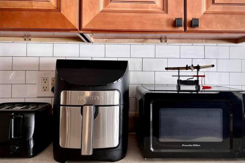 a kitchen counter with a microwave and a toaster oven at Zen Spa Oasis Retreat Sauna/Hotub/Firepit/Fun/Gameroom in Blakeslee