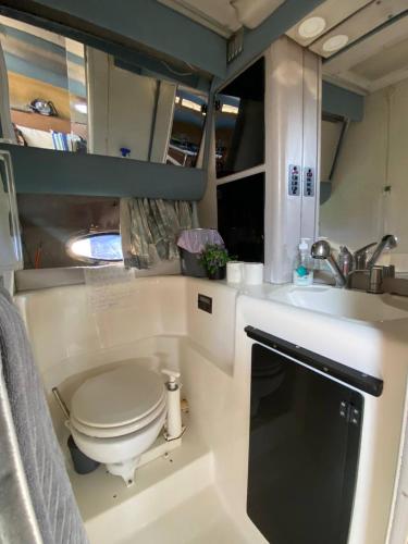a small bathroom with a toilet and a sink at Zeus in Valencia