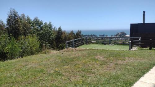 a park bench sitting on top of a grassy hill at Pingueral Casa 07 in Dichato