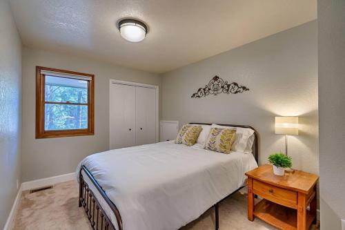 1 dormitorio con cama, mesa y ventana en Quaint home in the Pines, en Flagstaff