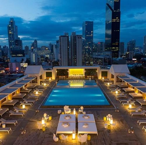 a hotel with a pool with a view of the city at Hermoso y cómodo apartamento con vista al mar in Panama City