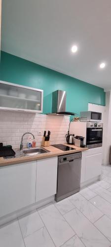 cocina con fregadero y encimera en Appartement cosy Champagnole en Champagnole
