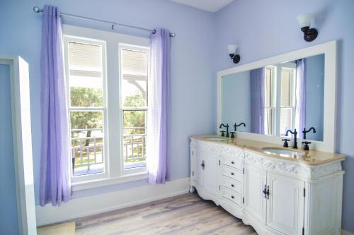 La salle de bains est pourvue d'un lavabo, d'un miroir et d'une fenêtre. dans l'établissement Blue Sky Manor, à Interlachen